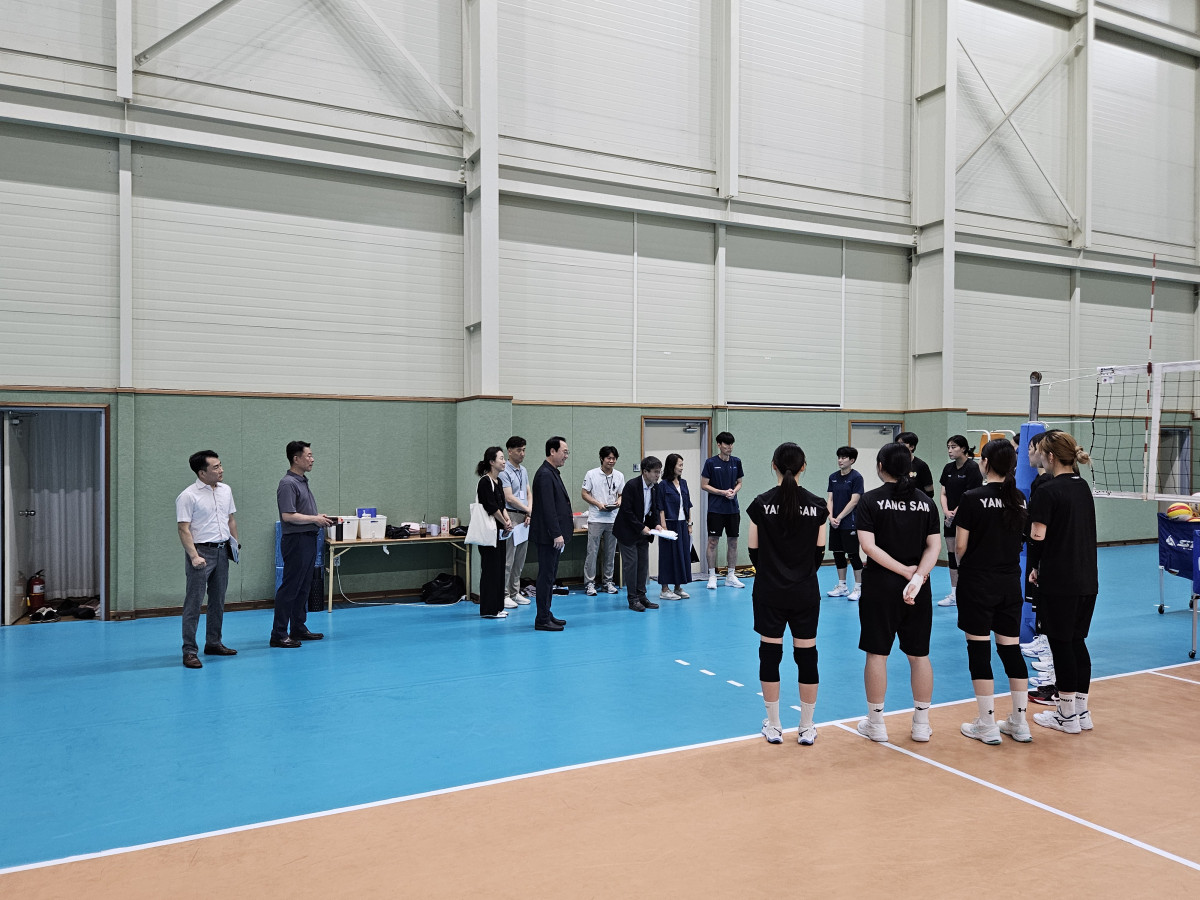 ▲양산시는 공공체육시설 현장행정으로 양산배구장을 찾아 점검했다.  (사진제공=양산시청 )