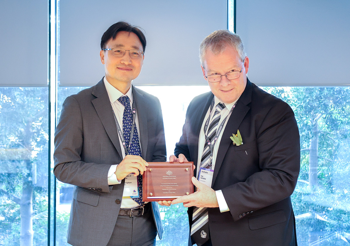 ▲임광현 국세청장이 16~18일 호주 브리즈번에서 열린 '제54차 아시아·태평양 국세청장회의(SGATAR)'에 참석해 롭 헤퍼런(Rob Heferen) 호주 국세청장과 양자회의에서 징수공조 양해각서(MOU)를 체결한 후 기념 촬영을 하고 있다. (사진제공=국세청)