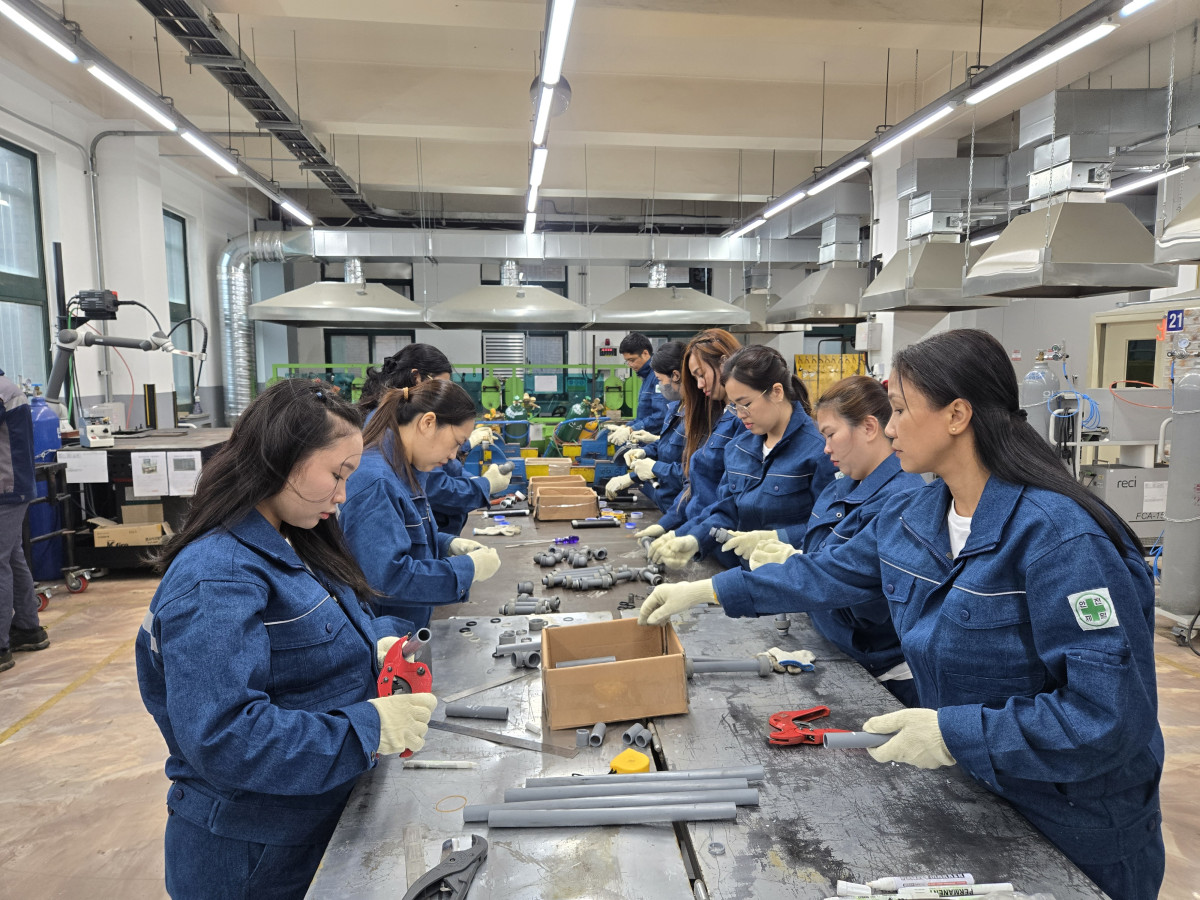 ▲17일 충남 홍성군 소재 한국폴리텍대학 충남캠퍼스에서 이주배경구직자 교육과정 교육생들이 배관제작 및 조립 실습을 하고 있다. (고용노동부 기자단)