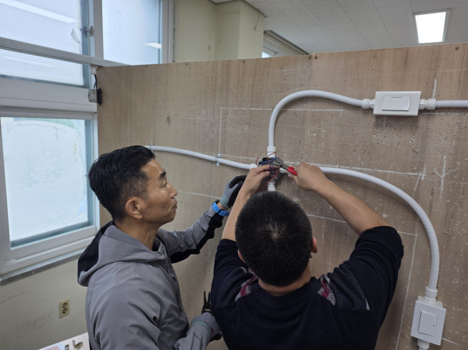 ▲17일 충남 홍성군 소재 한국폴리텍대학 충남캠퍼스에서  중장년특화과정 교육생들이 전기내선실습을 하고 있다. (고용노동부 기자단)