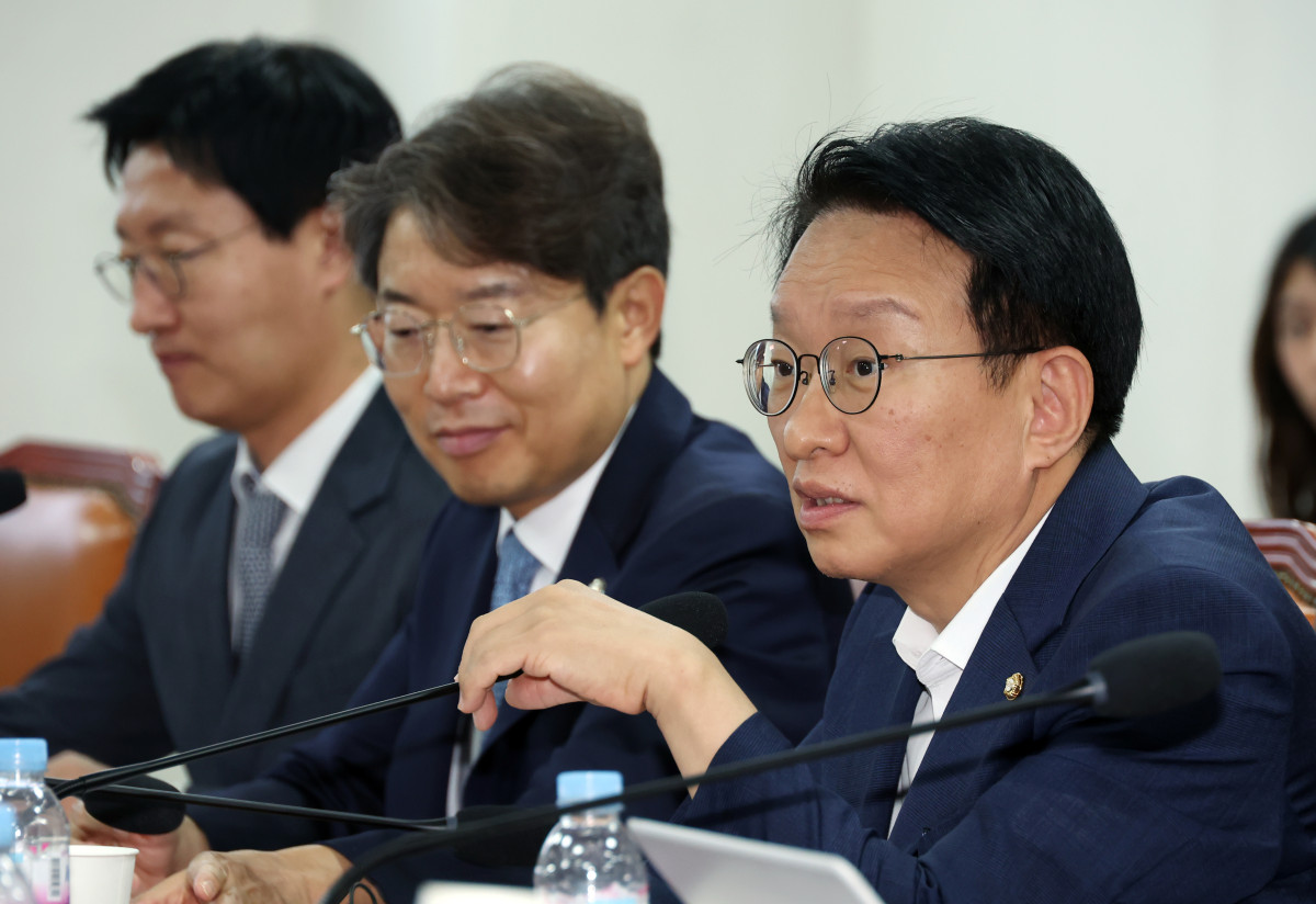 ▲18일 서울 여의도 국회 의원회관에서 열린 더불어민주당 경제형벌-민사책임 합리화 TF 제2차 전체회의에서 권칠승 위원장이 회의를 주재하고 있다. (사진=뉴시스)