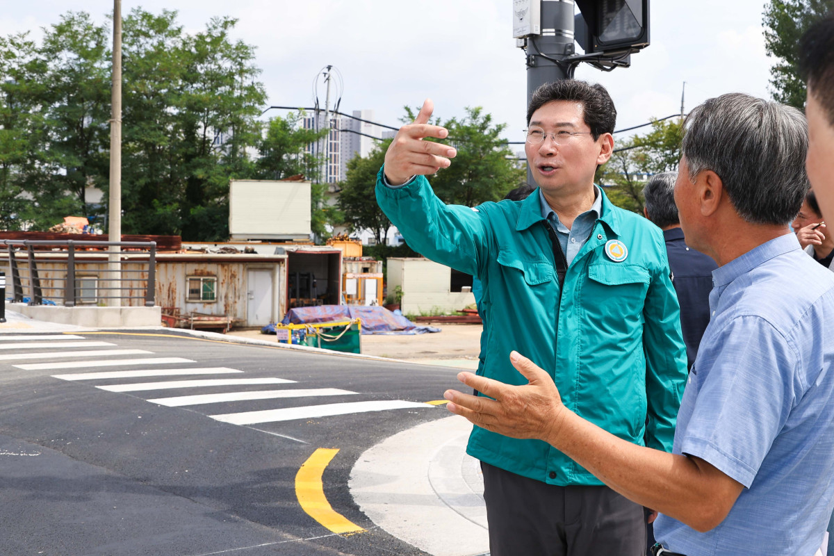 ▲이상일 용인특례시장은 유림동~고림지구 연결도로의 지난 8월 11일 임시 개통을 앞두고 현장을 찾았다. (용인특례시)
