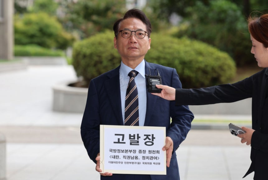 ▲박선원 더불어민주당 의원이 18일 오전 서울 서초구 서울고검에 있는 내란특검에 참고인 조사 차 출석하며 발언하고 있다. (뉴시스)