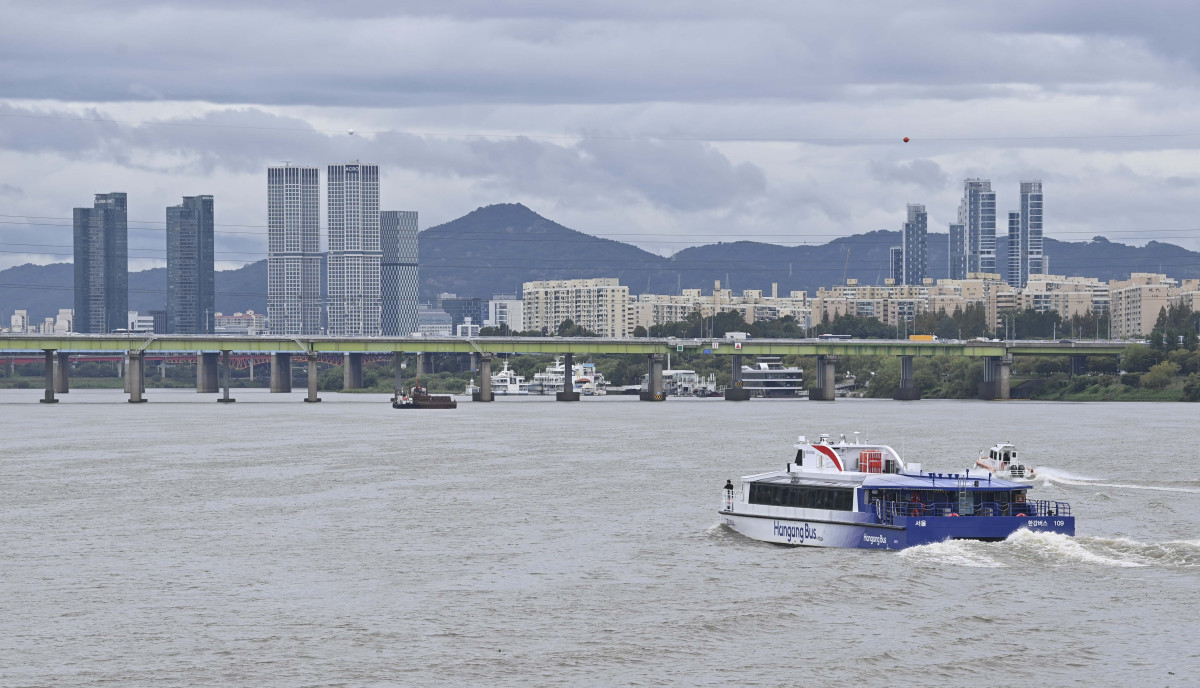 ▲한강버스 정식운항 기념 시승식이 열린 18일 서울 서초구 잠수교 인근에서 한강버스가 시범운행되고 있다.  (신태현 기자 holjjak@)