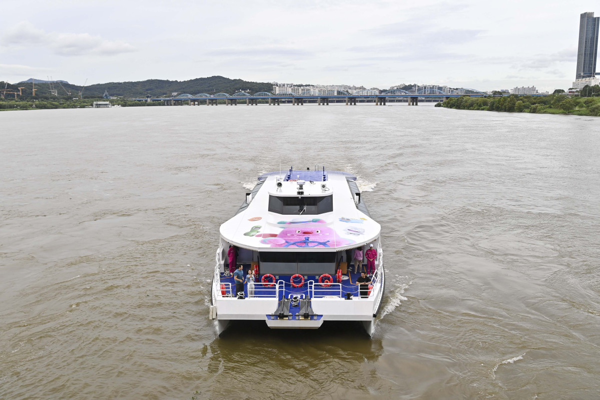 ▲한강버스 정식운항 기념 시승식이 열린 18일 서울 서초구 잠수교 인근에서 한강버스가 시범운행되고 있다. 신태현 기자 holjjak@