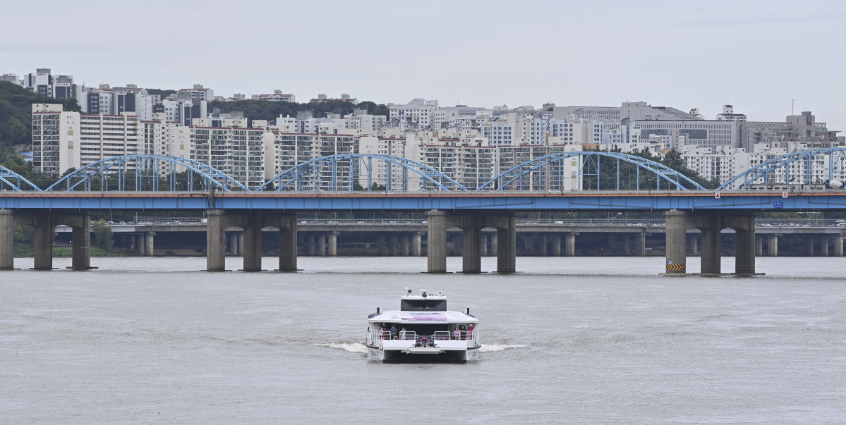 ▲한강버스 정식운항 기념 시승식이 열린 18일 서울 서초구 잠수교 인근에서 한강버스가 시범운행되고 있다. 신태현 기자 holjjak@