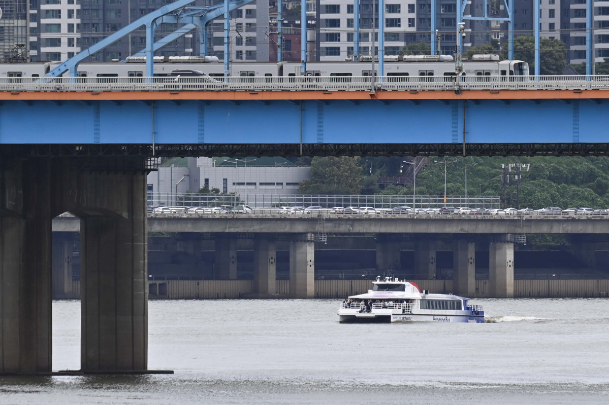 ▲한강버스 정식운항 기념 시승식이 열린 18일 서울 서초구 잠수교 인근에서 한강버스가 시범운행되고 있다. 신태현 기자 holjjak@