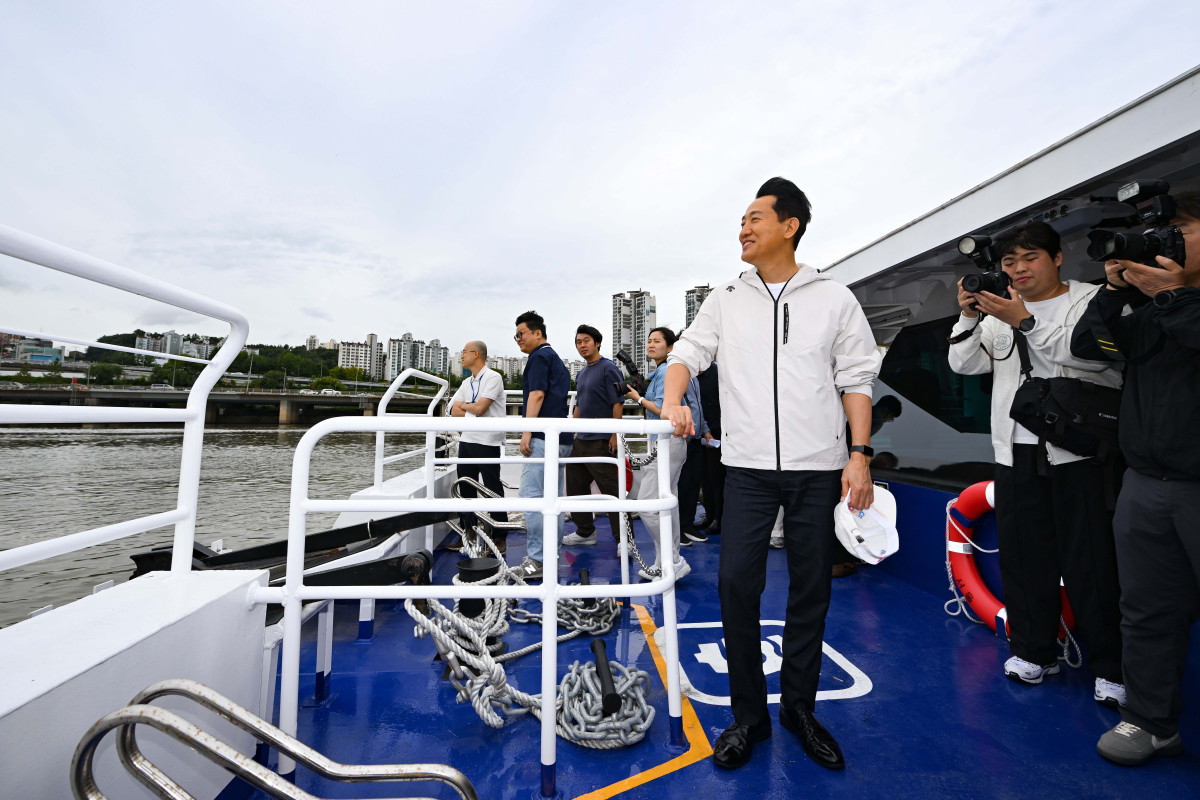 ▲한강버스 정식운항 기념 시승식이 열린 18일 서울 영등포구 선유도 인근에서 오세훈 서울시장이 시승 체험을 하고 있다. 신태현 기자 holjjak@