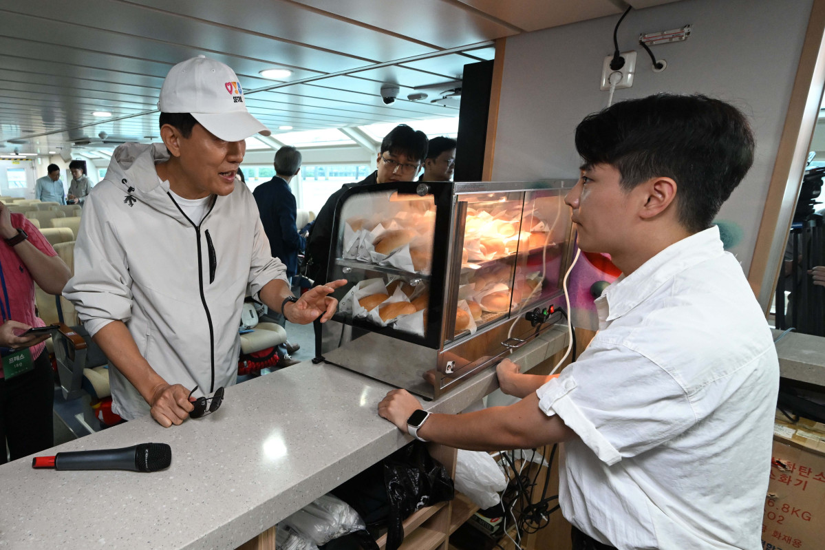 ▲한강버스 정식운항 기념 시승식이 열린 18일 서울 영등포구 여의도 선착장에서 오세훈 서울시장이 선내 카페를 이용하고 있다. 신태현 기자 holjjak@