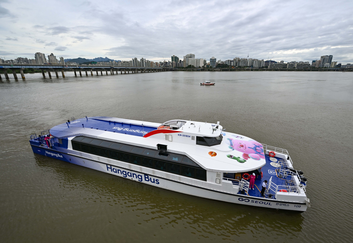 ▲한강버스 정식운항 기념 시승식이 열린 18일 서울 영등포구 여의도 선착장에서 한강버스가 물살을 가르고 있다.  (신태현 기자 holjjak@)