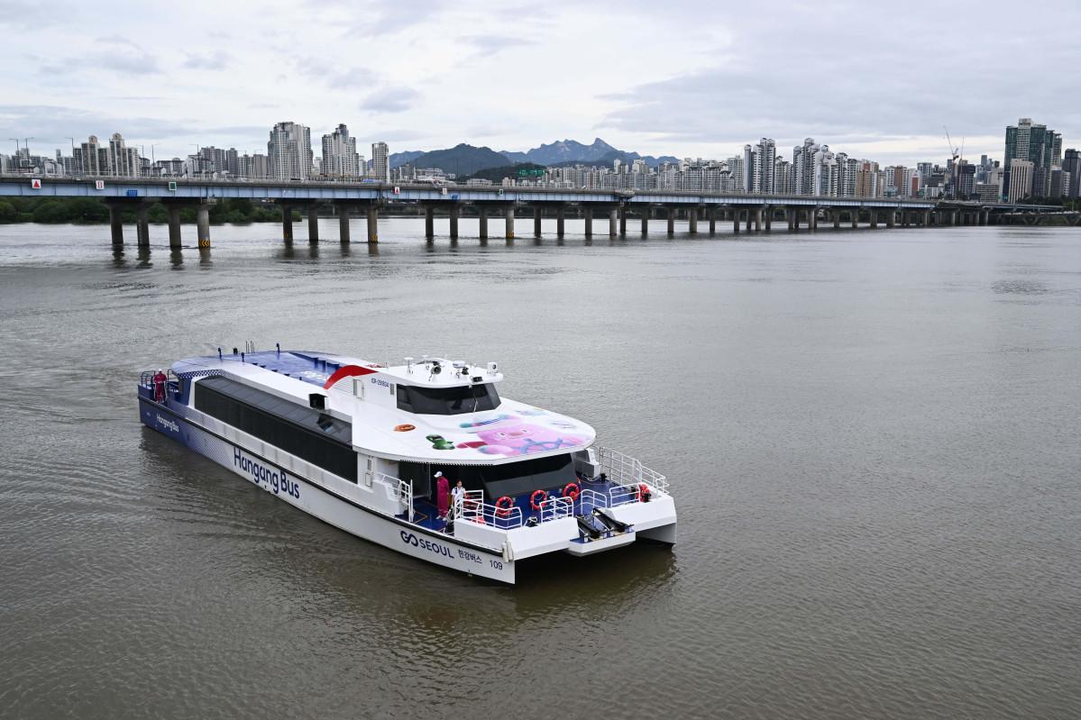 ▲한강버스 정식운항 기념 시승식이 열린 18일 서울 영등포구 여의도 선착장에서 한강버스가 물살을 가르고 있다.  (신태현 기자 holjjak@)