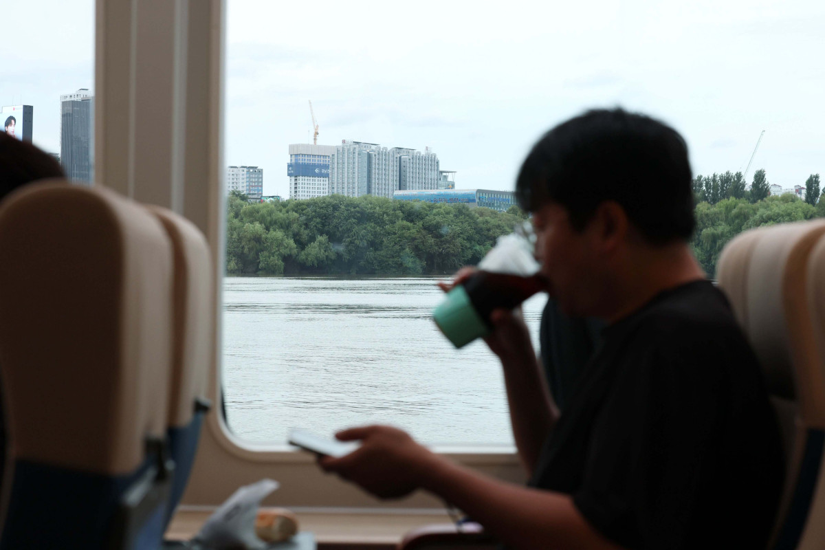 ▲탑승객이 18일 서울 영등포구 여의도 선착장에서 광진구 뚝섬 선착장으로 향하는 한강버스 정식 운항 기념 시승식을 체험하고 있다. 신태현 기자 holjjak@