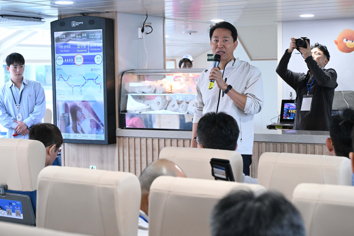 ▲한강버스 정식운항 기념 시승식이 열린 18일 서울 동산구 동작대교 인근에서 오세훈 서울시장이 취재진의 질문에 답하고 있다. 신태현 기자 holjjak@