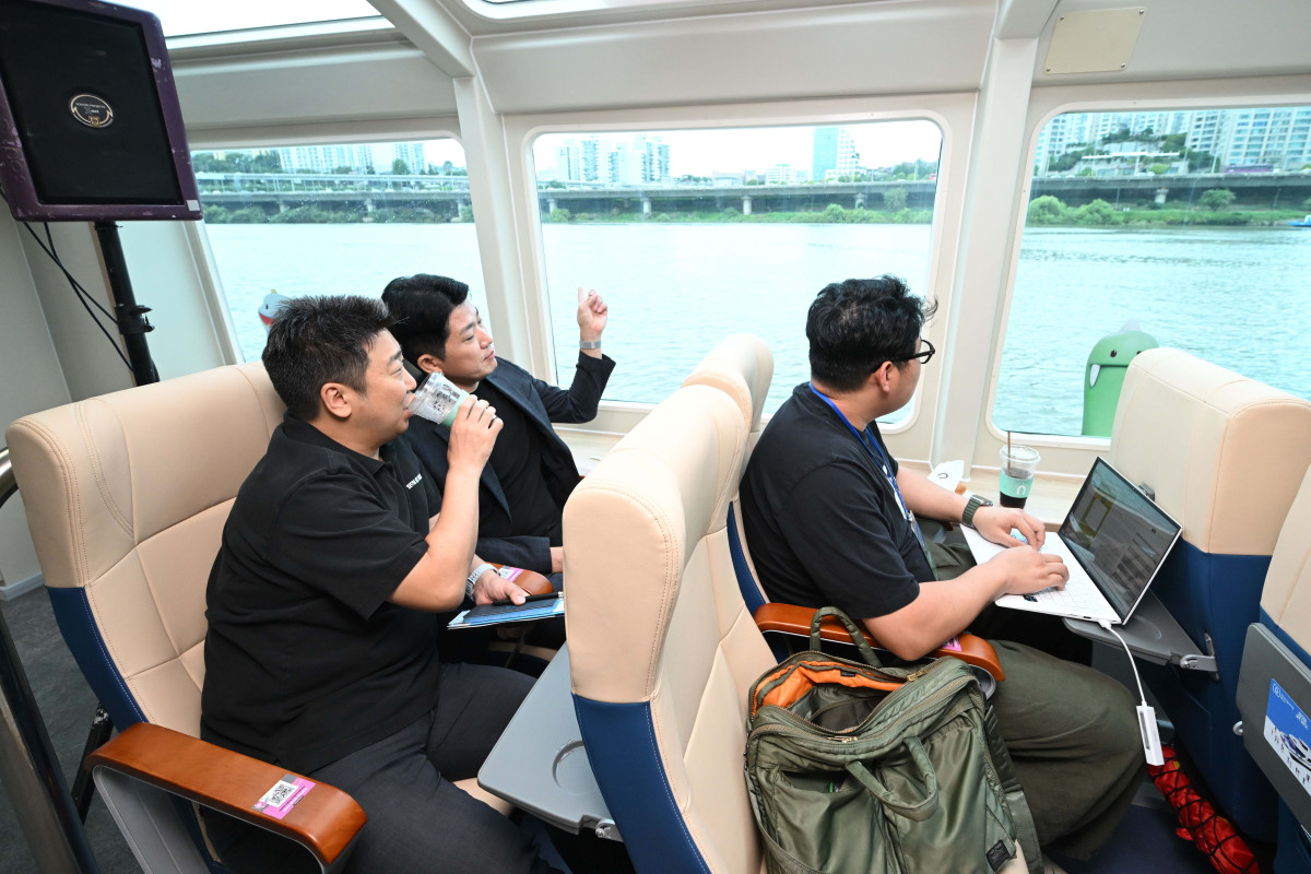 ▲한강버스 정식운항 기념 시승식이 열린 18일 서울 동산구 동작대교 인근에서 시승 체험단이 시승 체험을 하고 있다.  (신태현 기자 holjjak@)