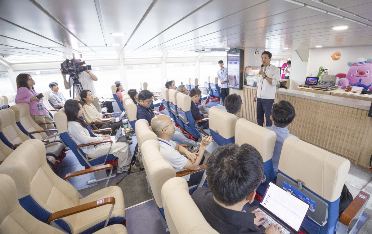 ▲오세훈 서울시장이 18일 오전 서울 여의도 한강시민공원 한강버스 정류장에서 탑승해 한강버스에서 기자단에게 설명하고 있다. 신태현 기자 holjjak@