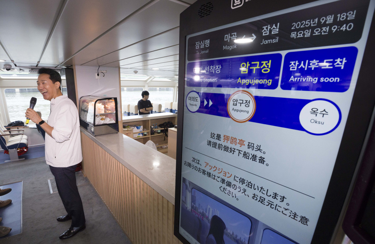 ▲오세훈 서울시장이 서울 여의도 한강시민공원 한강버스 정류장에서 탑승해 한강버스에서 기자단에게 설명하고 있다. 신태현 기자 holjjak@