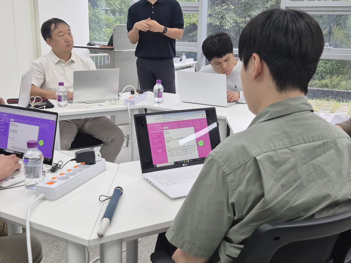 ▲17일 서울 광진구 건국대학교의 서울 에듀테크 소프트랩에서 서울시교육청의 ‘인공지능(AI)·에듀테크 장애인교원지원단’ 연수가 진행되고 있다. (강문정 기자 kangmj@)