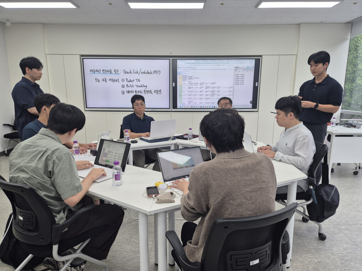 ▲17일 서울 광진구 건국대학교의 서울 에듀테크 소프트랩에서 서울시교육청의 ‘인공지능(AI)·에듀테크 장애인교원지원단’ 연수가 진행되고 있다. (강문정 기자 kangmj@)