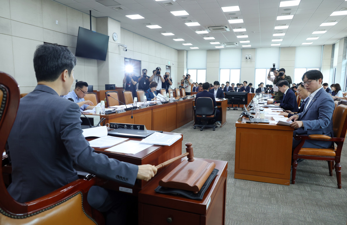 ▲18일 서울 여의도 국회에서 정부조직법 일부개정안 등을 안건으로 열린 행정안전위원회 법안심사제1소위원회에서 윤건영 위원장이 회의를 주재하고 있다. 2025.09.18.  (뉴시스)