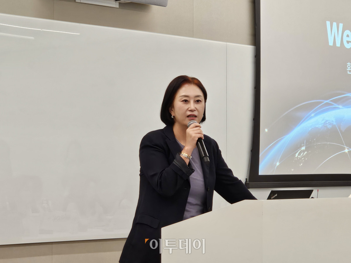 ▲신화숙 아마존 글로벌셀링 코리아 대표가 18일 서울시 강남구 센터필드에 있는 사무실에서 3개년 전략에 대해 소개하고 있다. (문현호 기자 m2h@)