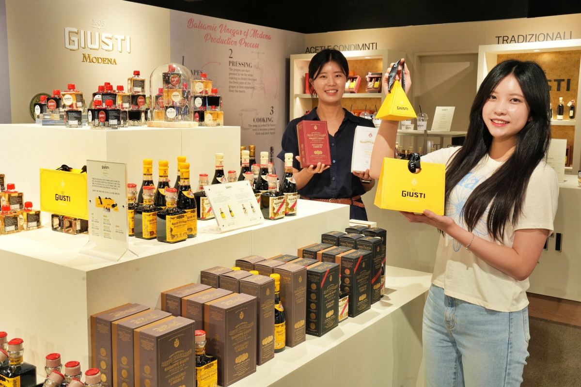 ▲잠실 에비뉴엘 지하 1층 '주세페주스티' 팝업 매장에서 모델이 상품을 들고 있다. (사진제공=롯데백화점)