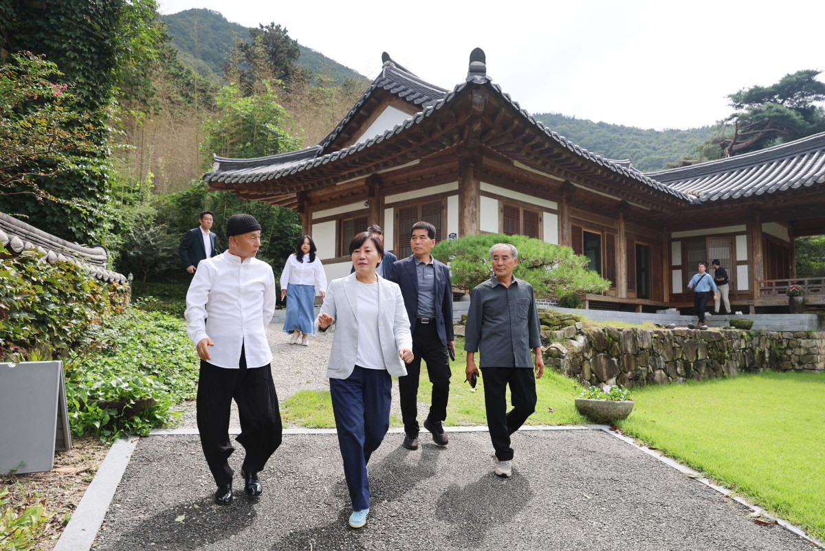 ▲송미령 농림축산식품부 장관(왼쪽 두 번째)이 추석 연휴를 앞둔 농촌관광 준비 상황 및 체험시설 등을 점검하기 위해 18일 전북 완주군 오성한옥마을을 찾아 마을 운영위원 등에게 현지 상황에 대한 설명을 듣고 있다. (사진제공=농림축산식품부)