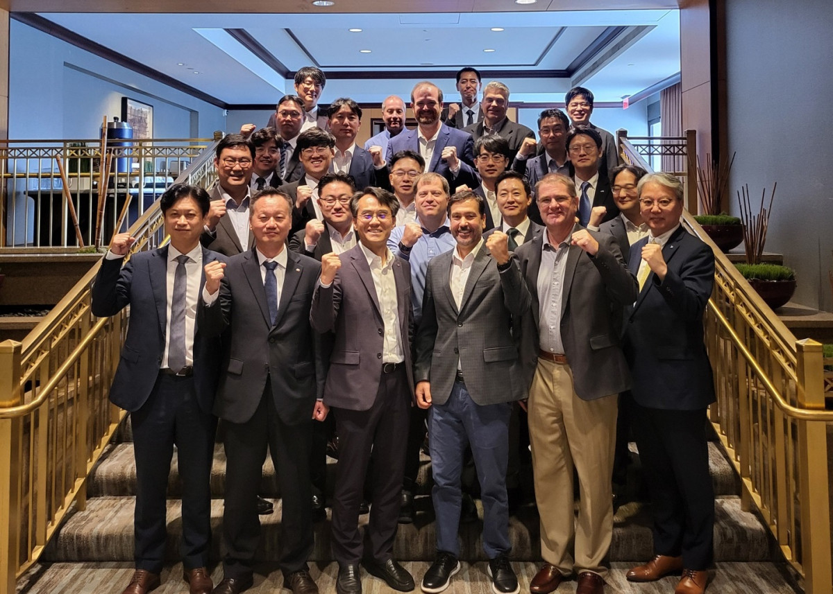 ▲한국전력을 포함한 팀코리아와 미국 원전기업 웨스팅 하우스 워크숍 참석자들이 기념촬영을 하고 있다. (사진제공=한국전력)