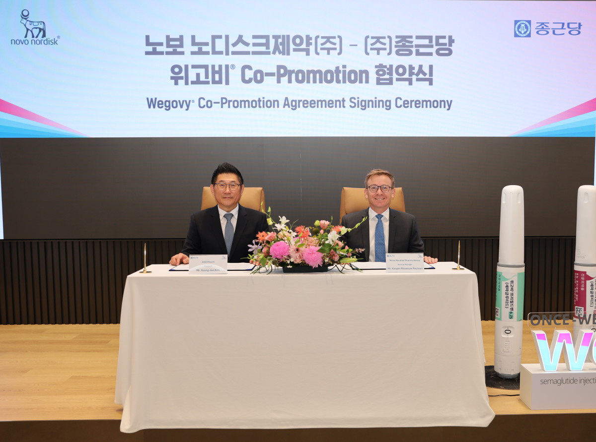 ▲18일 종근당 충정로 본사에서 김영주 종근당 대표(왼쪽)와 캐스퍼 로세유 포울센 한국노보노디스크제약 대표가 위고비 공동판매 계약을 체결하고 있다. (사진제공=종근당)