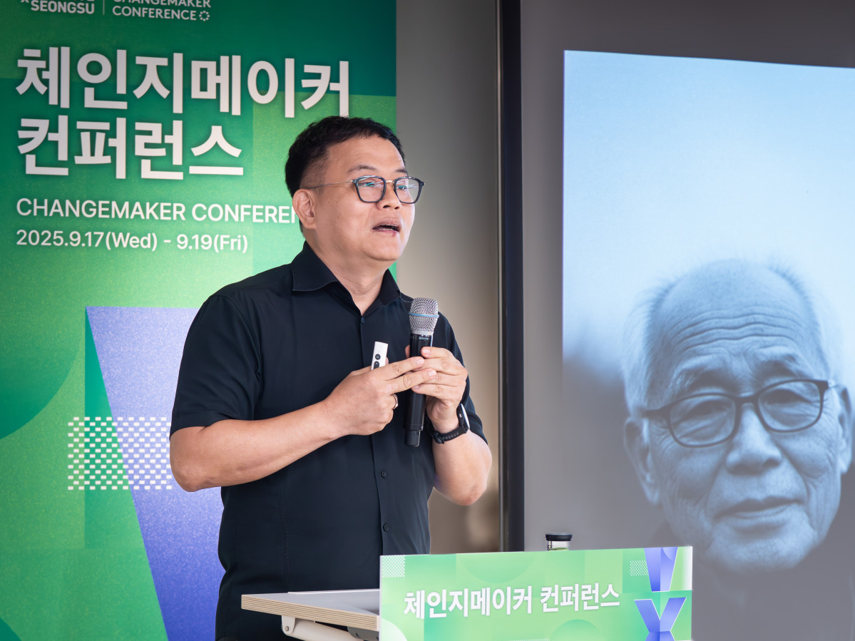 ▲김민 편집장의 ‘100년을 살아내는 전환의 기술’ 컨퍼런스에서의 강연 모습. 그는 ‘제2의 커리어’를 위한 시간여행자 관점과 다단계 생애전환 전략을 제시했다.(이준호 기자)