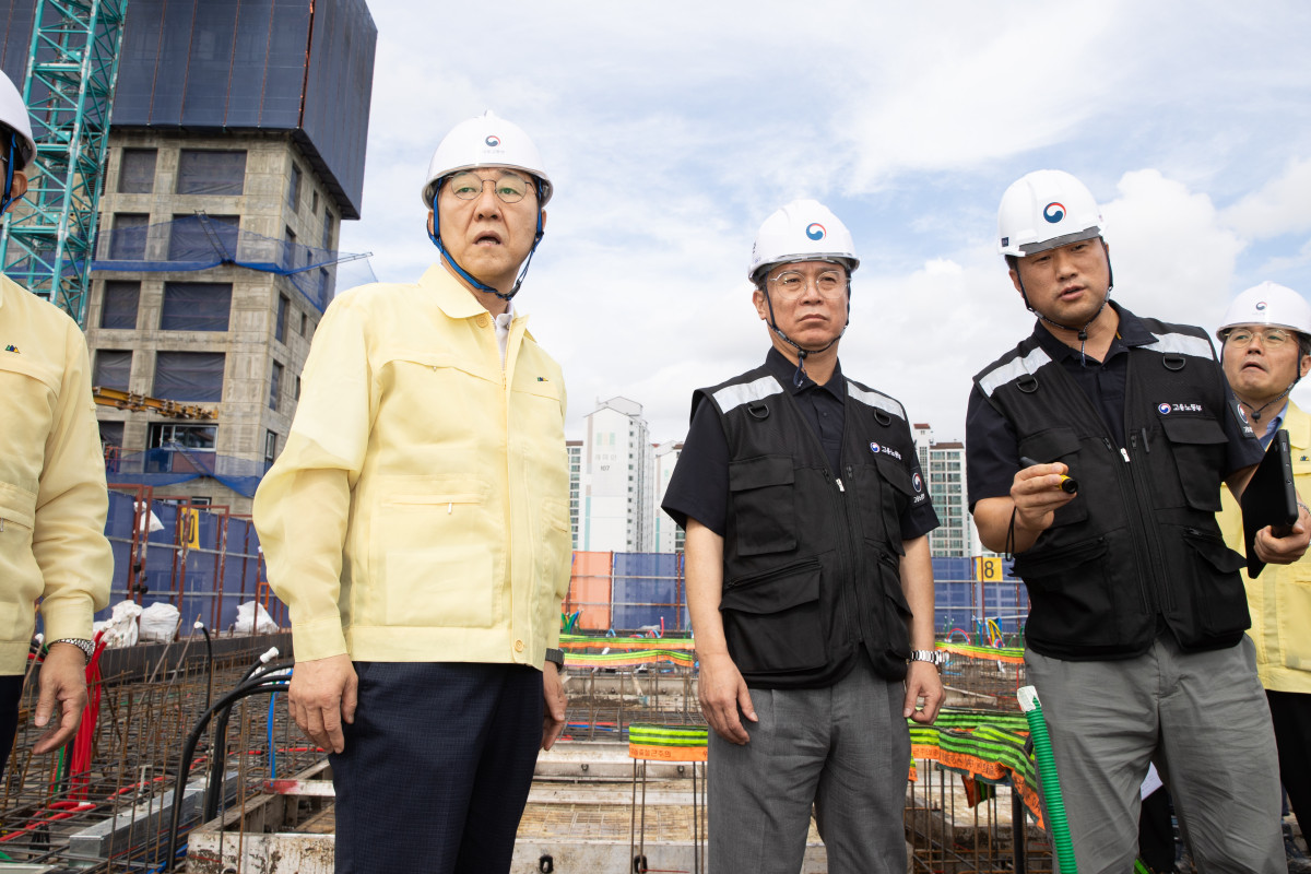 ▲김윤덕(왼쪽) 국토교통부 장관과 김영훈(왼쪽에서 두번째) 고용노동부 장관이 18일 서울 용산구 소재 청년주택 신축 공사 현장을 찾아 불법하도급 합동 점검을 하고 있다. (사진제공=국토교통부)