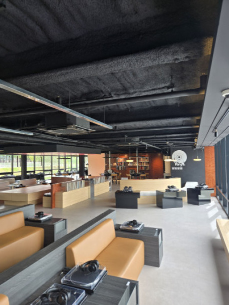 ▲한강버스 뚝섬 선착장에 자리한 바이닐 카페 전경 사진 (윤희성 기자 yoonheesung@)