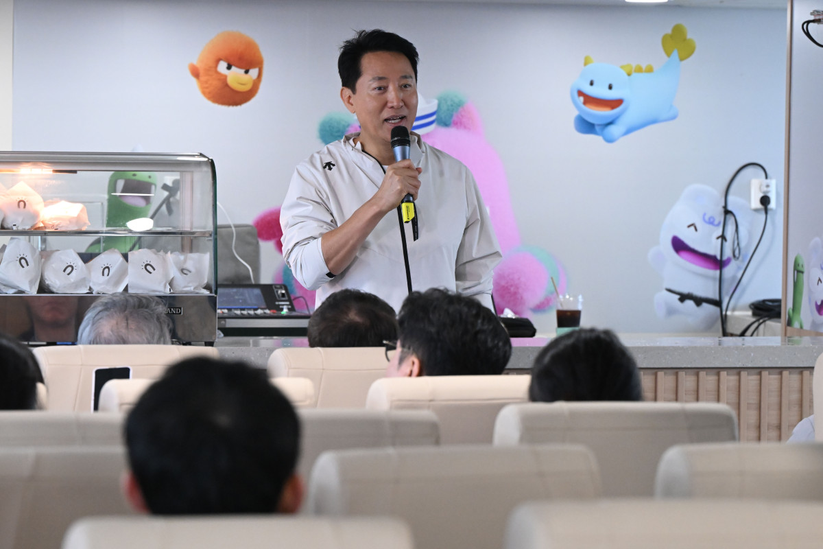 ▲한강버스가 정식 운항을 시작한 18일 서울 여의도에서 출발한 한강버스에 승선한 오세훈 서울시장이 취재진 질문에 답하고 있다. (연합뉴스)