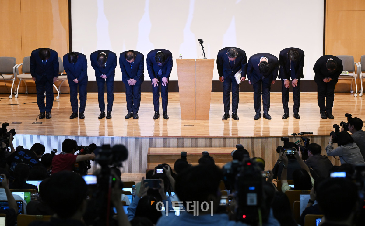 ▲조좌진(왼쪽 다섯 번째) 롯데카드 대표이사와 임직원들이 18일 서울 중구 부영태평빌딩에서 사이버 침해 사고에 대한 대고객 사과를 하고 있다. 조현호 기자 hyunho@