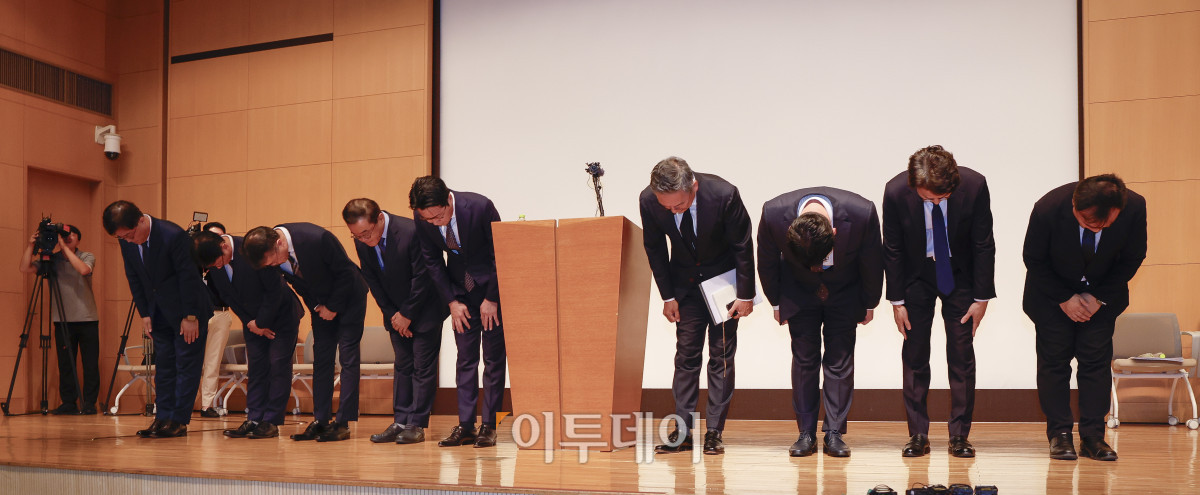 ▲조좌진(왼쪽 다섯 번째) 롯데카드 대표이사와 임직원들이 18일 서울 중구 부영태평빌딩에서 사이버 침해 사고에 대한 사과를 하고 있다. 조현호 기자 hyunho@