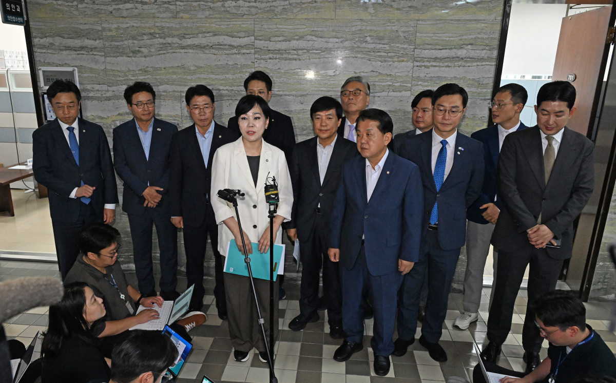 ▲전현희 더불어민주당 3대특검 종합대응특위 위원장이 18일 오전 서울 여의도 국회 의안과에서 내란국정농단 전담재판부 설치법을 제출한 뒤 발언하고 있다.(공동취재) (사진=뉴시스)