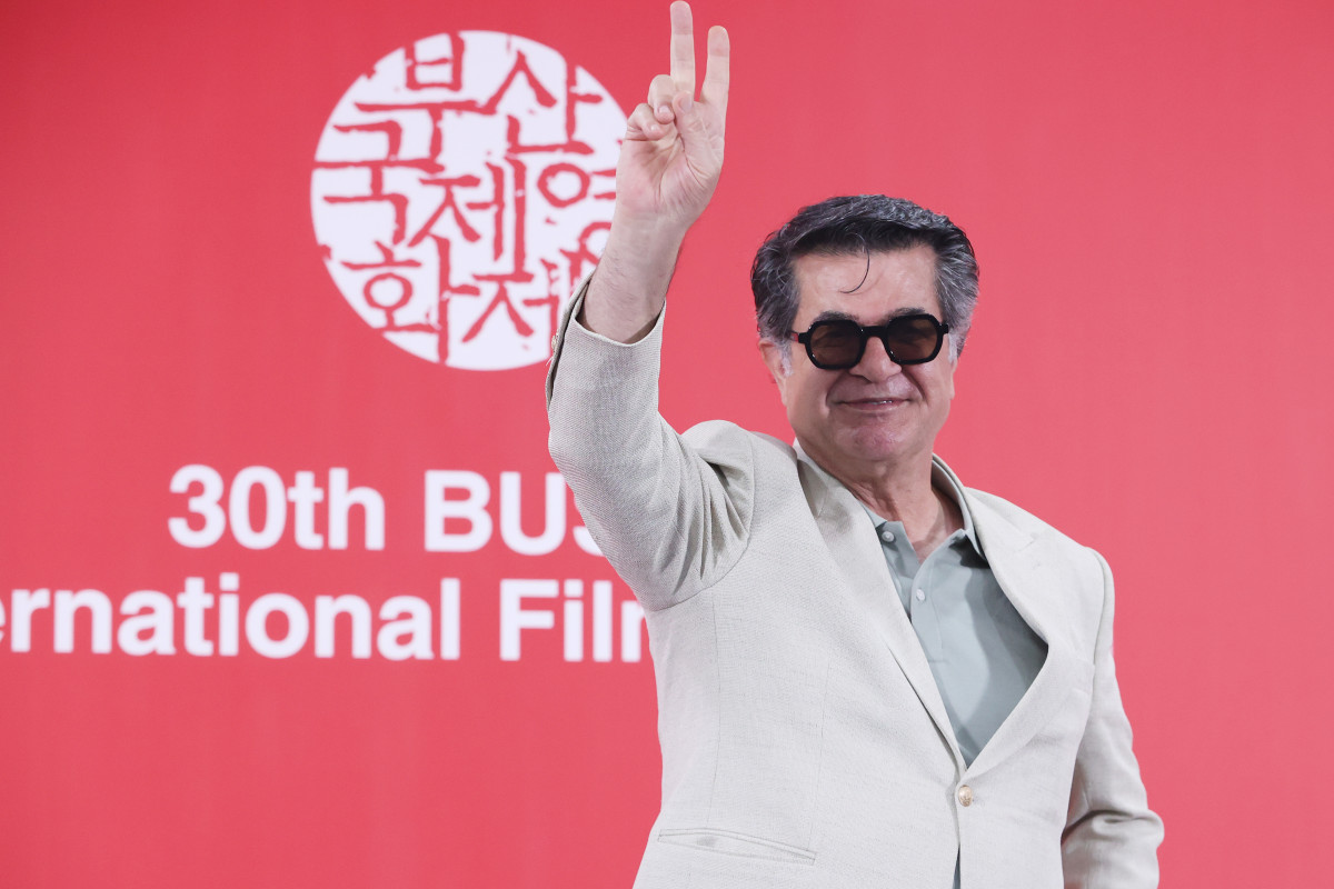 ▲자파르 파나히 감독이 18일 부산 해운대구 영화의전당에서 제30회 부산국제영화제 올해의 아시아영화인상 갈라 프레젠테이션 '그저 사고였을 뿐' 기자회견에서 포즈를 취하고 있다. (연합뉴스)