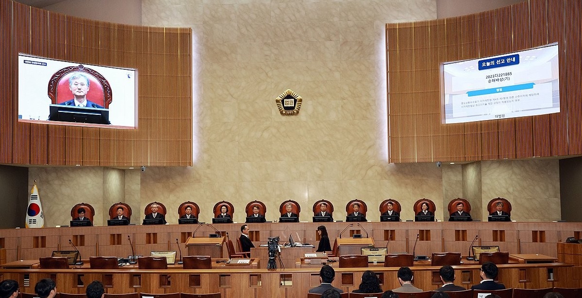 ▲ 조희대 대법원장을 비롯한 대법관들이 18일 서울 서초동 대법원에서 열린 전원합의체 선고를 위해 대법정에 자리하고 있다. (연합뉴스)