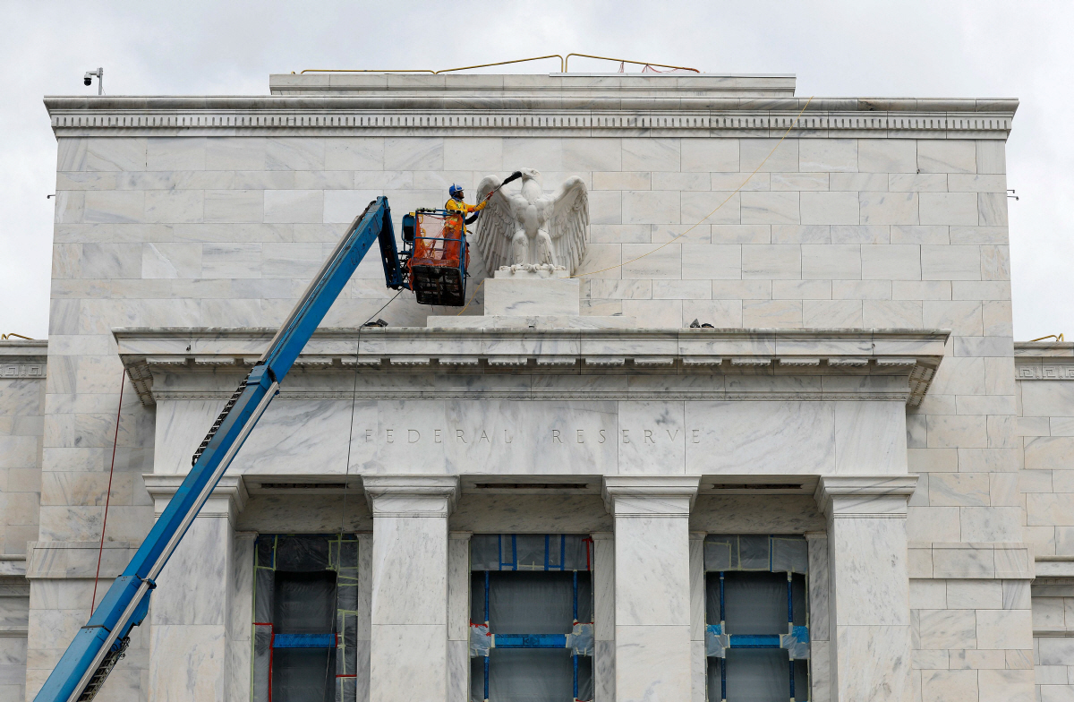 ▲미국 워싱턴D.C. 연방준비제도(Fed·연준) 청사에서 청소와 페인트칠이 한창이다. (워싱턴D.C./AFP연합뉴스)