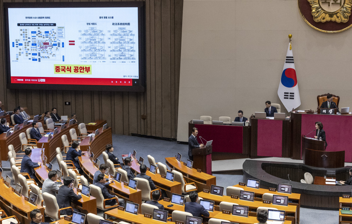 ▲국민의힘 나경원 의원이 18일 국회 본회의장에서 열린 교육·사회·문화 분야 대정부질문에서 김민석 국무총리에게 정부의 검찰 및 사법개혁이 중국의 공안부 체계와 비슷하다는 내용의 질문을 하고 있다. 2025.9.18 (연합뉴스)