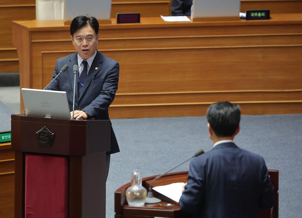 ▲김영훈 고용노동부 장관이 18일 교육·사회·문화 분야 대정부질문이 열린 국회 본회의장에서 민주당 박홍배 의원의 질문에 답하고 있다. 2025.9.18 (연합뉴스)