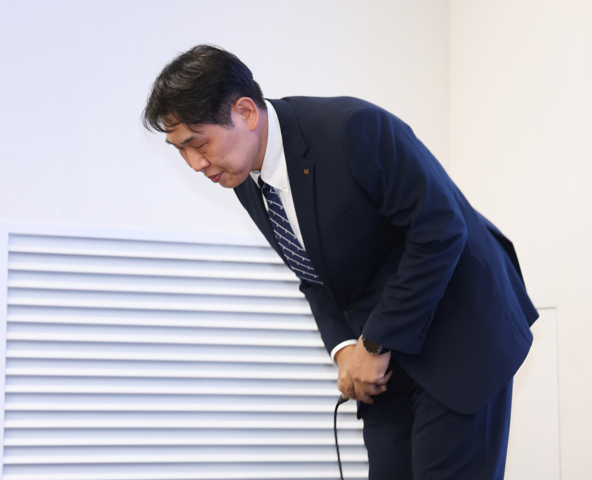 ▲구재형 KT 네트워크부문 네트워크기술본부장이 18일 서울 종로구 KT광화문빌딩에서 KT 소액결제 피해 관련 대응 현황 발표 기자회견을 하기 앞서 고개숙여 사과하고 있다. (뉴시스)