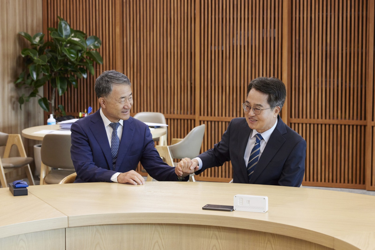 ▲김동연 경기도지사가 18일 박능후 신임 도정자문위원장과 대화하며 공식적인 만남을 가졌다. (경기도)