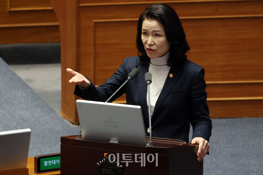 ▲이진숙 방송통신위원장이 18일 서울 여의도 국회 본회의에서 열린 교육·사회·문화 분야 대정부질문에서 의원 질의에 답변하고 있다. 고이란 기자 photoeran@