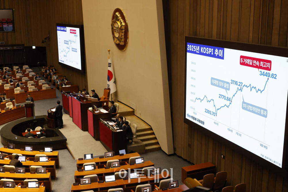 ▲김민석 국무총리가 18일 서울 여의도 국회 본회의에서 열린 교육·사회·문화 분야 대정부질문에서 의원 질의에 답변하고 있다. 고이란 기자 photoeran@