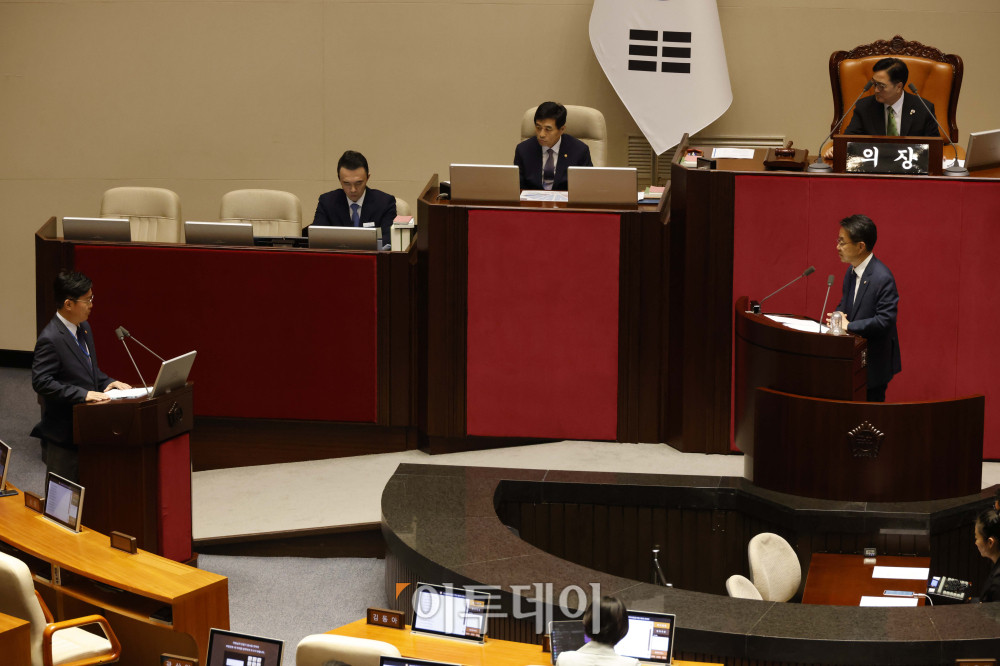 ▲김영훈 고용노동부 장관이 18일 서울 여의도 국회 본회의에서 열린 교육·사회·문화 분야 대정부질문에서 의원 질의에 답변하고 있다. 고이란 기자 photoeran@