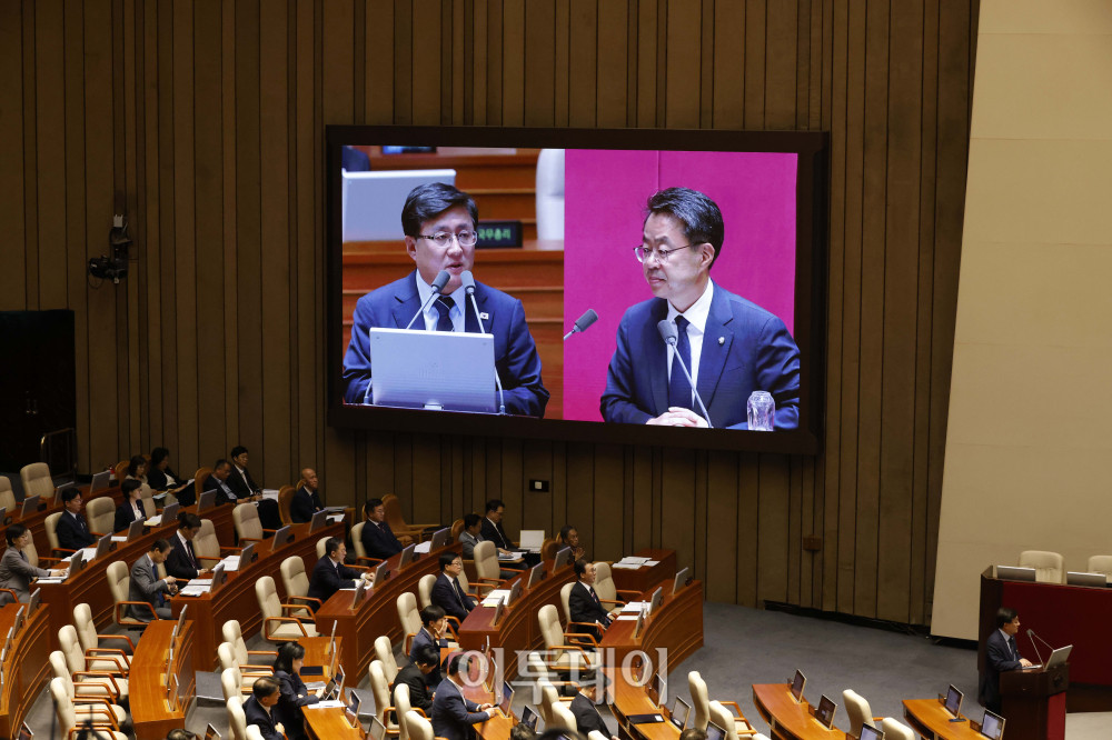 ▲김성환 환경부 장관이 18일 서울 여의도 국회 본회의에서 열린 교육·사회·문화 분야 대정부질문에서 의원 질의에 답변하고 있다. 고이란 기자 photoeran@