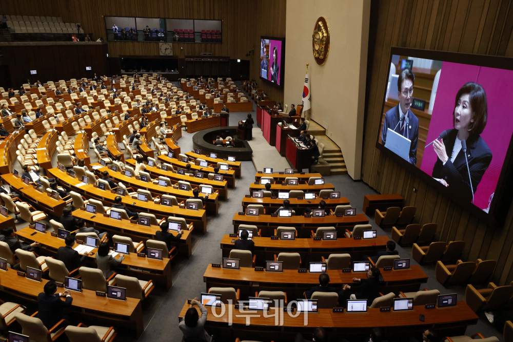 ▲김민석 국무총리가 18일 서울 여의도 국회 본회의에서 열린 교육·사회·문화 분야 대정부질문에서 의원 질의에 답변하고 있다. 고이란 기자 photoeran@