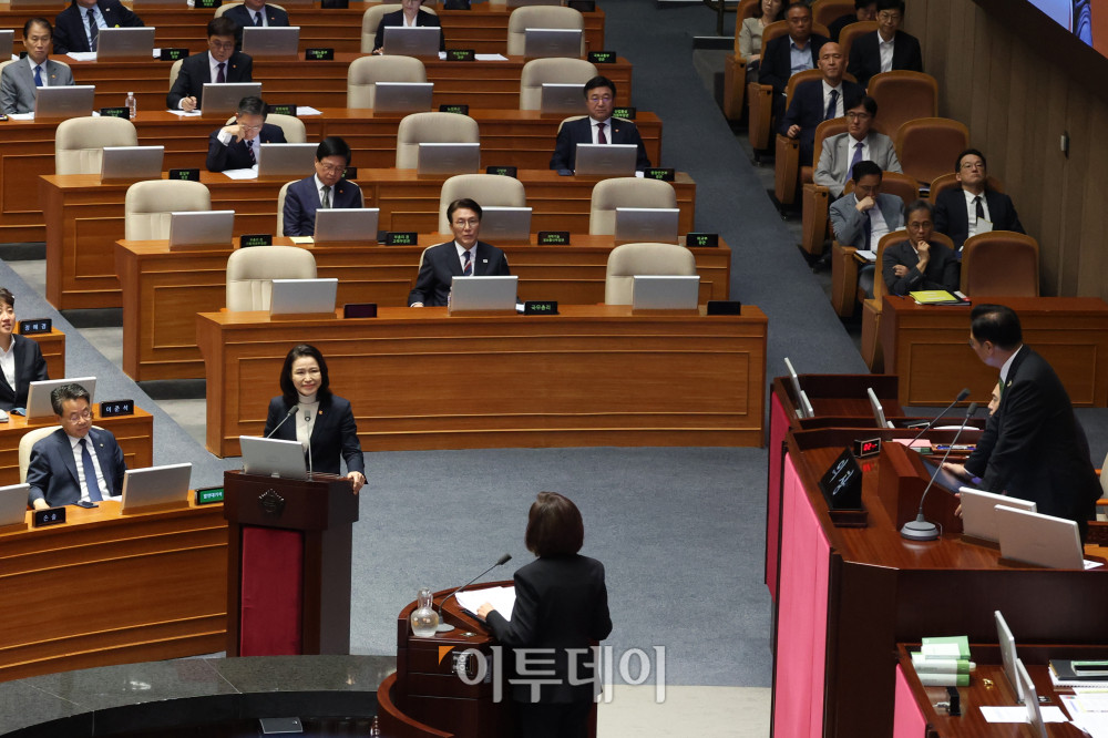 ▲이진숙 방송통신위원장이 18일 서울 여의도 국회 본회의에서 열린 교육·사회·문화 분야 대정부질문에서 의원 질의에 답변하고 있다. 고이란 기자 photoeran@