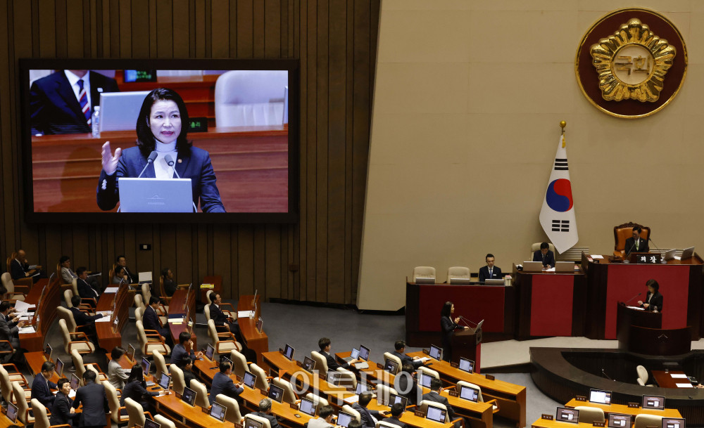 ▲이진숙 방송통신위원장이 18일 서울 여의도 국회 본회의에서 열린 교육·사회·문화 분야 대정부질문에서 의원 질의에 답변하고 있다. 고이란 기자 photoeran@