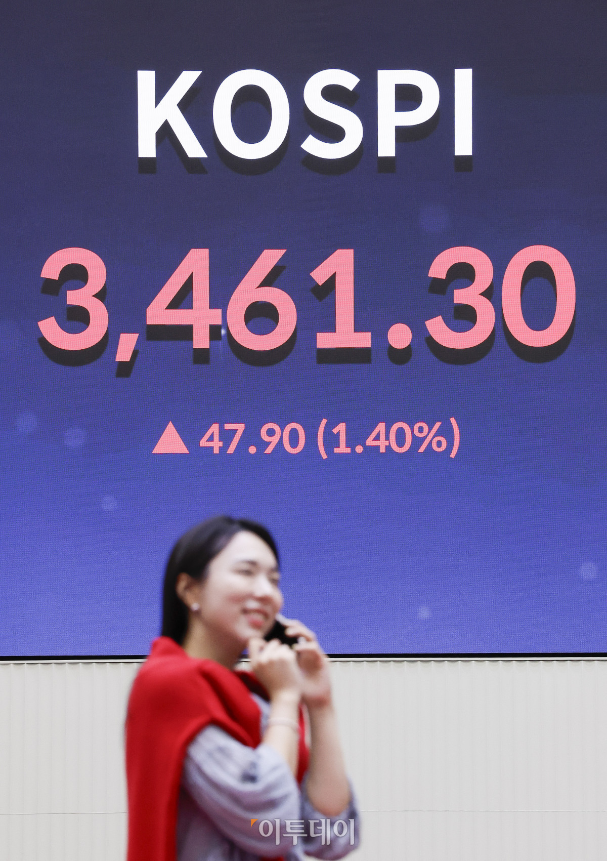 ▲코스피가 3460선으로 상승 마감하며 다시 사상 최고치를 기록한 18일 서울 영등포구 KRX 한국거래소 서울사무소 전광판에 코스피가 표시돼 있다. 코스피 지수는 전 거래일보다 47.90(1.40%) 포인트 상승한 3461.30을 나타냈다. 조현호 기자 hyunho@